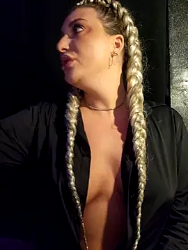 Snapshot of Blondie_Sasha chatting on 10.30.25 Blondie Sasha online show from 10.30.25