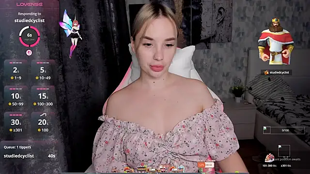 Snapshot of KiraKrox chatting on 10.25.25 KiraKrox online show from 10.25.25