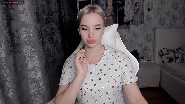 Snapshot of KiraKrox chatting on 11.03.25 KiraKrox online show from 11.03.25