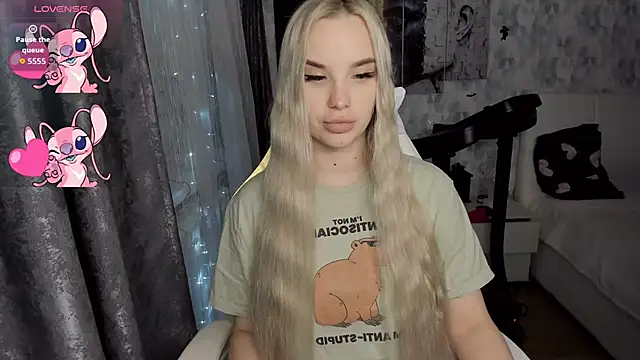 Snapshot of KiraKrox chatting on 11.20.25 KiraKrox online show from 11.20.25