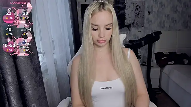 Snapshot of KiraKrox chatting on 12.04.25 KiraKrox online show from 12.04.25