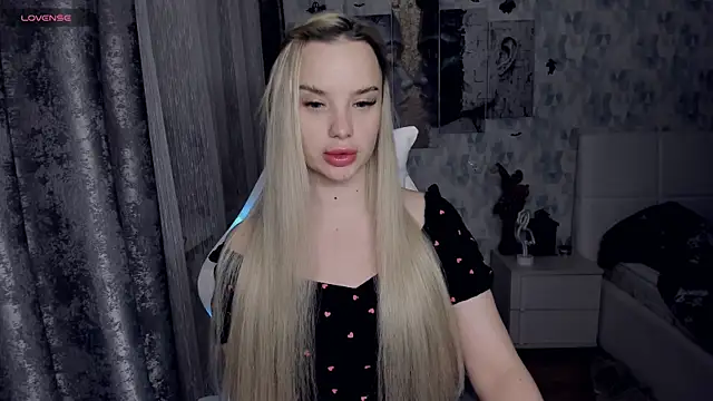 Snapshot of KiraKrox chatting on 12.17.25 KiraKrox online show from 12.17.25