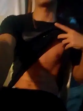 Snapshot of LUISSLEONN0958 chatting on 09.30.25 LUISSLEONN0958 online show from 09.30.25