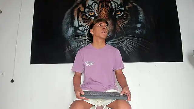 Snapshot of tyler_twink_boy chatting on 05.25.26 tyler twink boy online show from 05.25.26