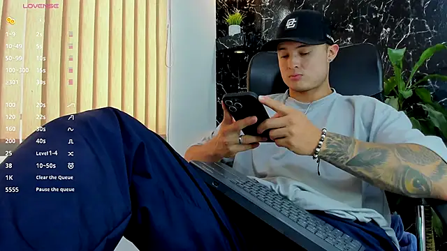 Snapshot of Alexander_ferre chatting on 09.27.25 Alexander ferre online show from 09.27.25