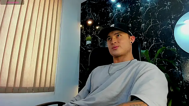 Snapshot of Alexander_ferre chatting on 10.11.25 Alexander ferre online show from 10.11.25