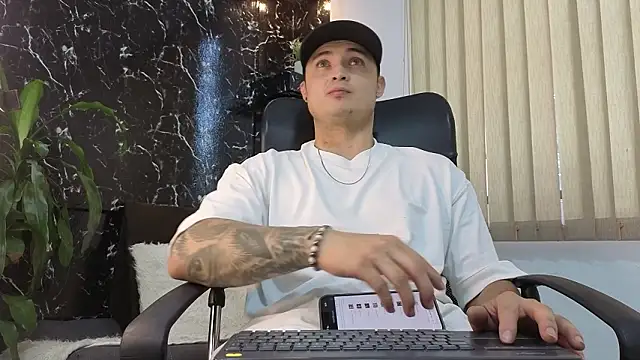 Snapshot of Alexander_ferre chatting on 02.11.26 Alexander ferre online show from 02.11.26