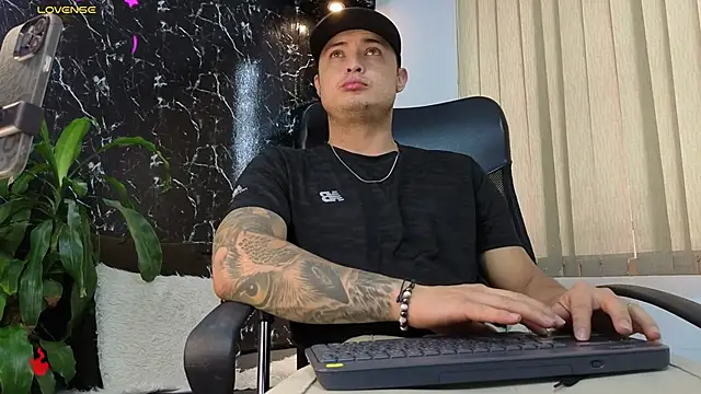 Snapshot of Alexander_ferre chatting on 02.13.26 Alexander ferre online show from 02.13.26