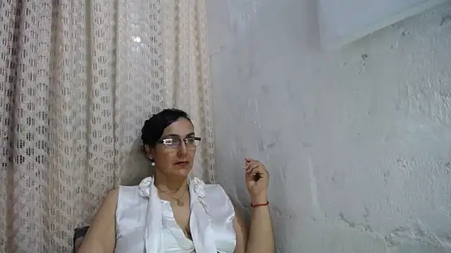 Snapshot of gabbyparker_ chatting on 12.02.25 gabbyparker online show from 12.02.25