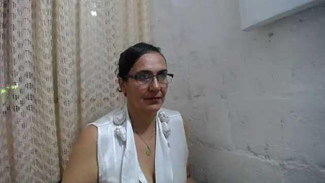 Snapshot of gabbyparker_ chatting on 12.17.25 gabbyparker online show from 12.17.25