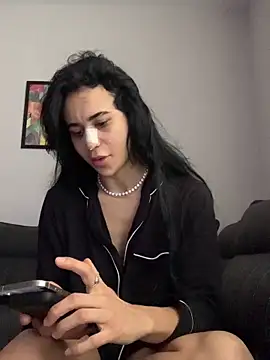 itsyourgirltee online show from 12.05.25