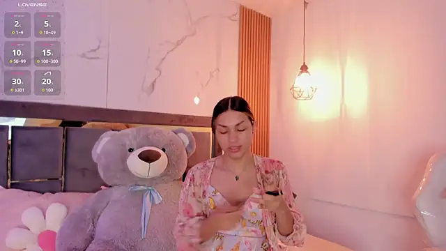 Snapshot of Doll_Isa_ chatting on 04.05.26 Doll Isa online show from 04.05.26