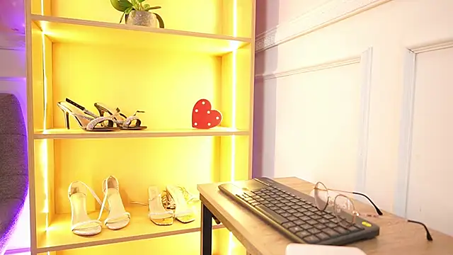 Snapshot of MilaCrave chatting on 02.14.26 MilaCrave online show from 02.14.26