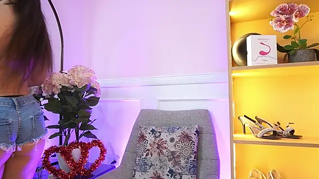 Snapshot of MilaCrave chatting on 02.16.26 MilaCrave online show from 02.16.26