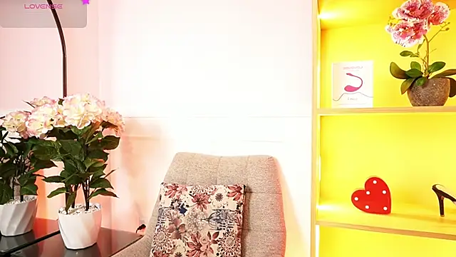 Snapshot of MilaCrave chatting on 02.21.26 MilaCrave online show from 02.21.26