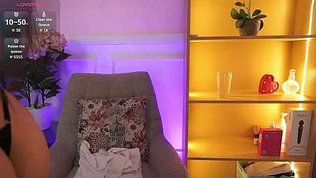 Snapshot of MilaCrave chatting on 02.28.26 MilaCrave online show from 02.28.26