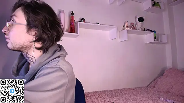 Snapshot of annyharriis chatting on 11.04.25 annyharriis online show from 11.04.25