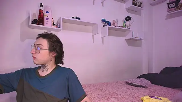 Snapshot of annyharriis chatting on 11.18.25 annyharriis online show from 11.18.25