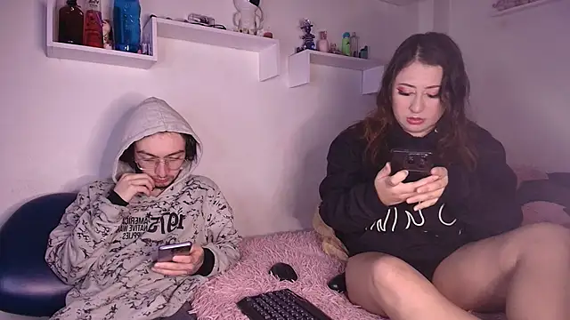 Snapshot of annyharriis chatting on 12.15.25 annyharriis online show from 12.15.25