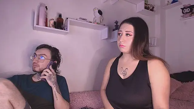 Snapshot of annyharriis chatting on 12.18.25 annyharriis online show from 12.18.25