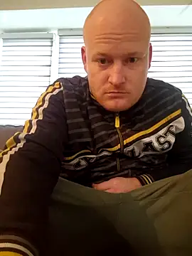 Snapshot of svenni2525 chatting on 12.04.25 svenni2525 online show from 12.04.25