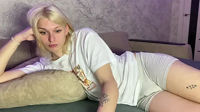 Snapshot of evelina228 chatting on 10.18.25 evelina228 online show from 10.18.25