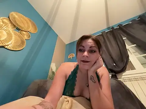 Snapshot of minettedusud chatting on 11.17.25 minettedusud online show from 11.17.25