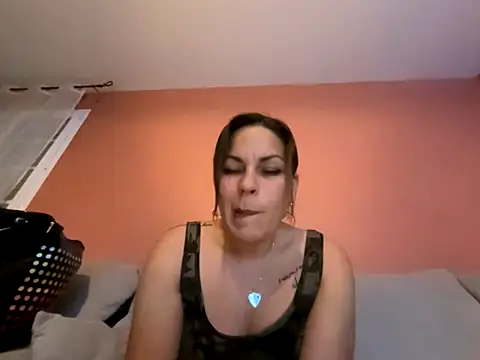 Snapshot of minettedusud chatting on 11.30.25 minettedusud online show from 11.30.25