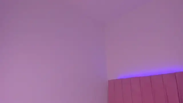 Snapshot of MiaWonderfull chatting on 11.28.25 MiaWonderfull online show from 11.28.25