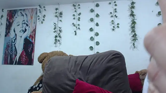 Snapshot of Samanta_milf84 chatting on 01.15.26 Samanta milf84 online show from 01.15.26