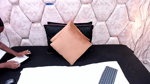 Snapshot of EXOTIC_EBONY_ chatting on 11.04.25 EXOTIC EBONY online show from 11.04.25