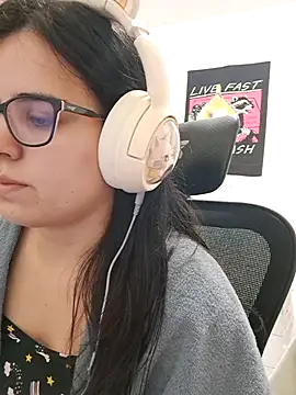 Snapshot of CutteGirl99 chatting on 10.20.25 CutteGirl99 online show from 10.20.25