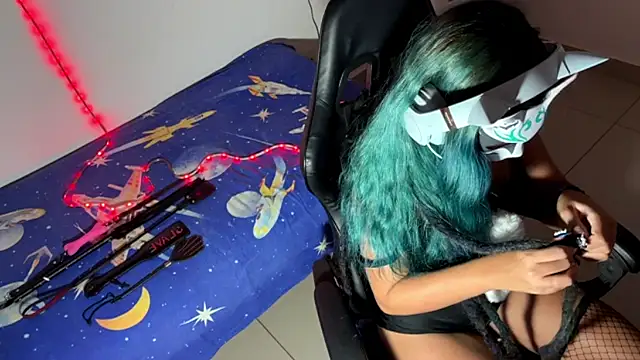 Snapshot of bluesubmissive chatting on 11.01.25 bluesubmissive online show from 11.01.25