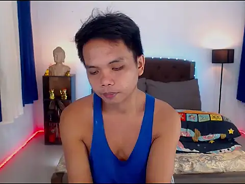 Snapshot of XExtraServiceManX chatting on 10.26.25 XExtraServiceManX online show from 10.26.25