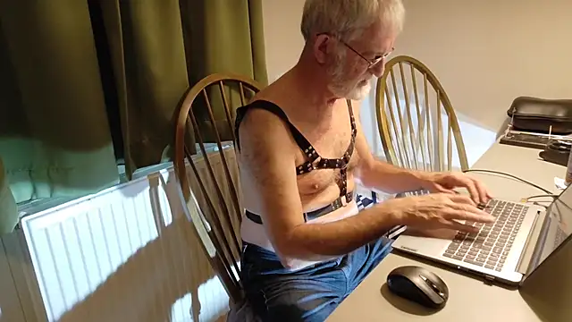 Snapshot of ewaldwillems99 chatting on 09.22.25 ewaldwillems99 online show from 09.22.25