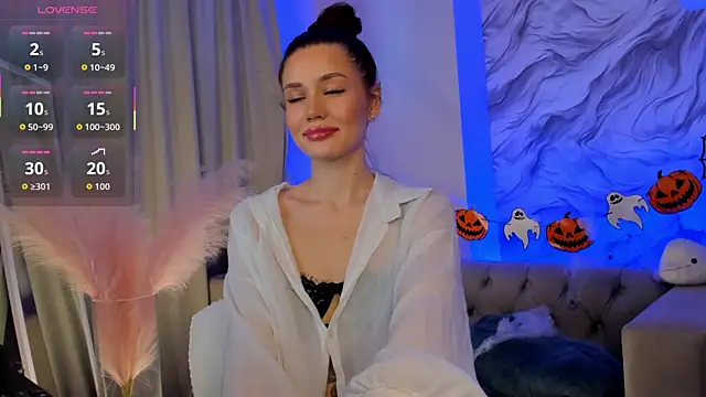 Snapshot of Aria_Mila chatting on 10.27.25 Aria Mila online show from 10.27.25