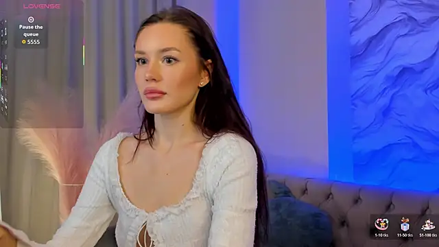 Snapshot of Aria_Mila chatting on 11.10.25 Aria Mila online show from 11.10.25