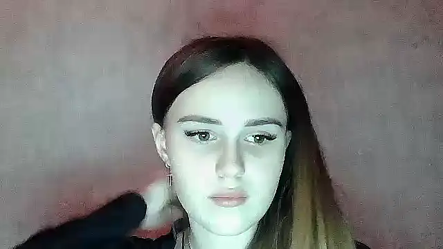 Snapshot of SweetLoraa chatting on 12.22.25 SweetLoraa online show from 12.22.25