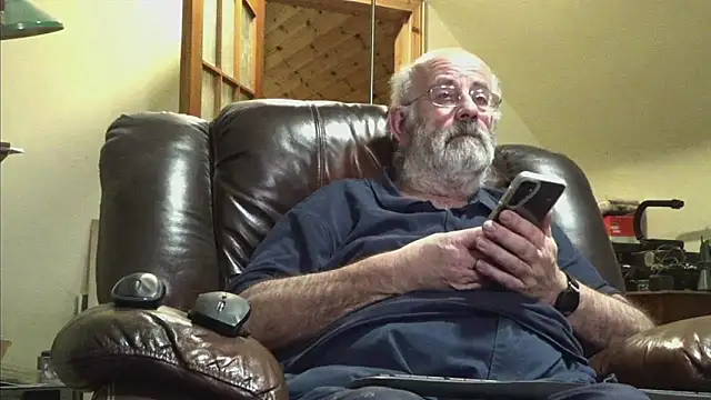 Snapshot of janzer13 chatting on 11.17.25 janzer13 online show from 11.17.25