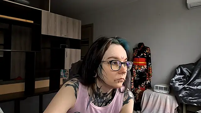 HighelikeGirl online show from 10.23.25