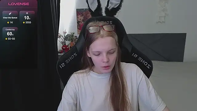 Luna Navy online show from 10.03.25