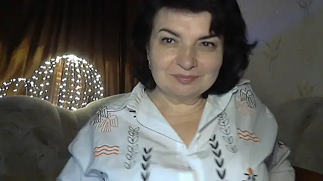 Snapshot of LedyNika chatting on 11.28.25 LedyNika online show from 11.28.25