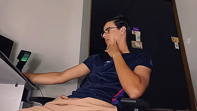 Snapshot of ThbxToyou chatting on 10.26.25 ThbxToyou online show from 10.26.25