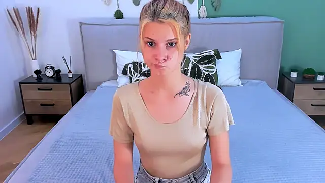 Snapshot of NightOpal chatting on 11.05.25 NightOpal online show from 11.05.25