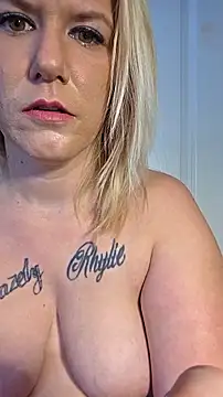 Snapshot of RhondaRump chatting on 10.16.25 RhondaRump online show from 10.16.25