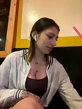 Snapshot of AriaBliss- chatting on 09.18.25 AriaBliss- online show from 09.18.25