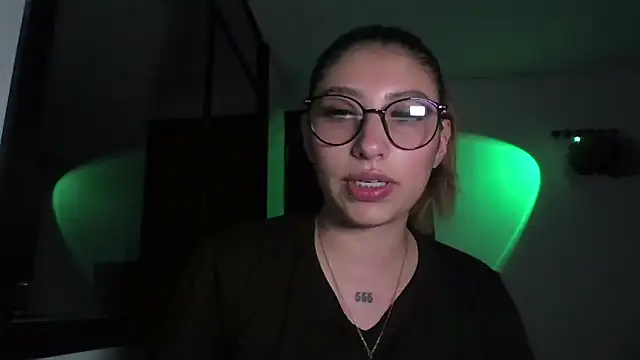 Snapshot of AriaBliss- chatting on 11.11.25 AriaBliss- online show from 11.11.25