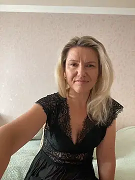 Snapshot of AliceSwan4011 chatting on 09.13.25 AliceSwan4011 online show from 09.13.25