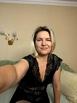 Snapshot of AliceSwan4011 chatting on 10.27.25 AliceSwan4011 online show from 10.27.25