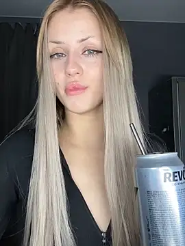 FavoriteKira online show from 11.28.25